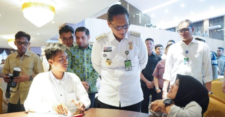 Rico Waas Tinjau Job Fair, 56 Perusahaan Buka 2.149 Lowongan dengan 203 Jabatan