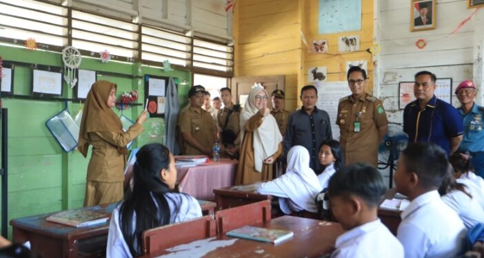 Rico Waas Beri Perhatian Khusus Sekolah Dasar di Kampung Nelayan Belawan