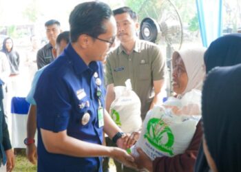 Rico Waas Salurkan Bantuan Beras dan 1.000 Asuransi Nelayan BPJS Ketenagakerjaan di Medan Utara