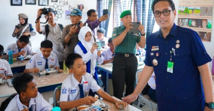 Dukung Program MBG, Rico Waas Tinjau Langsung Pelaksanaan di SMPN 20