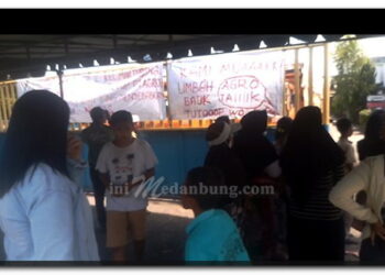 Limbah Mencemari Masyarakat, Warga Lk II Blokir Pintu Gerbang Menggunakan Tenda Kematian