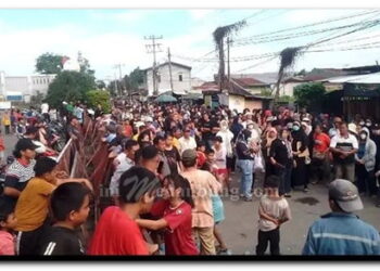 Ratusan Warga Memblokir Jalan Alumunium 1 Tanjung Mulia