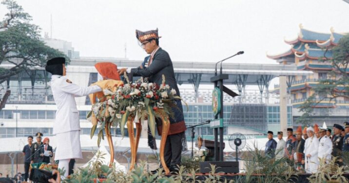 Upacara Penurunan Sang Merah Putih Berlangsung Khidmat