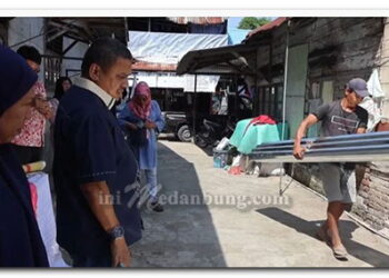 Iswanda Ramli Bantu Perbaikan Rumah Korban Angin Puting Beliung