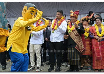 Buka Festival Pesta Bunga dan Buah Tanah Karo 2025, Gubernur Bobby Nasution Disambut Meriah Warga