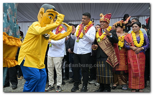 Buka Festival Pesta Bunga dan Buah Tanah Karo 2025, Gubernur Bobby Nasution Disambut Meriah Warga