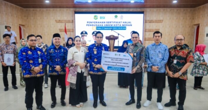 Serahkan Sertifikat Halal Pelaku UMKM, Rico Waas Berharap Labelisasi Halal jadi Tren untuk UMKM Naik Tingkat