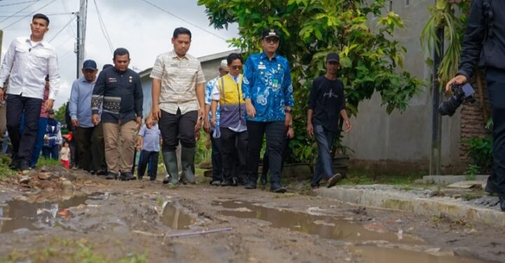 Tinjau Tiga Ruas Jalan di Medan Marelan, Rico Waas: Minggu Depan Langsung Kita Perbaiki