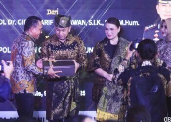 Pakaikan Tanjak Melayu ke Kapolrestabes Medan yang Baru, Wakil Wali Kota Berharap Sinergitas Terus Terjalin Atasi Kejahatan Narkoba