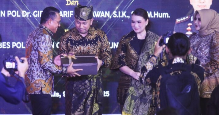 Pakaikan Tanjak Melayu ke Kapolrestabes Medan yang Baru, Wakil Wali Kota Berharap Sinergitas Terus Terjalin Atasi Kejahatan Narkoba