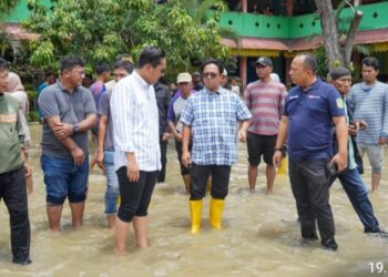 Rico Waas Kunjungi dan Salurkan Bantuan Logistik untuk Pengungsi Banjir