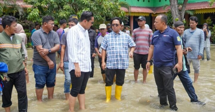 Rico Waas Kunjungi dan Salurkan Bantuan Logistik untuk Pengungsi Banjir