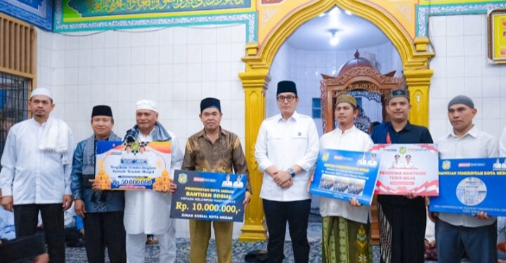 Safari Isya di Masjid Tsamaratul Iman, Rico Waas Jemput Aspirasi Masyarakat dan Salurkan Bantuan 