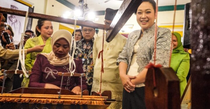 Airin Rico Waas Dorong Pengrajin Tenun Songket Melayu Kembangkan Warna Alam Ramah Lingkungan