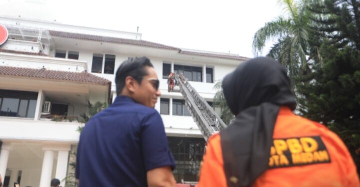 “Gempa Bumi” Terasa di Kantor Wali Kota Medan, Rico Waas dan Seluruh Pegawai Dievakuasi