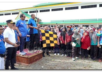 Gerak Jalan Santai HGN 2025, Bupati Syah Afandin Tekankan Penguatan Peran dan Kesejahteraan Guru