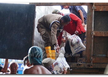 Bupati Syah Afandin Kirim Satu Truk Logistik untuk Warga Tanjung Pura