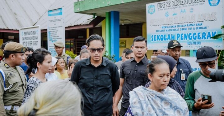 Rico Waas Tinjau Pembersihan SDN 060907 yang Terendam Banjir Semeter Lebih