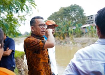 Tinjau Pinggiran Sungai Deli Yang Tergerus, Zakiyuddin Harahap Minta Segera Dibangun Bronjong