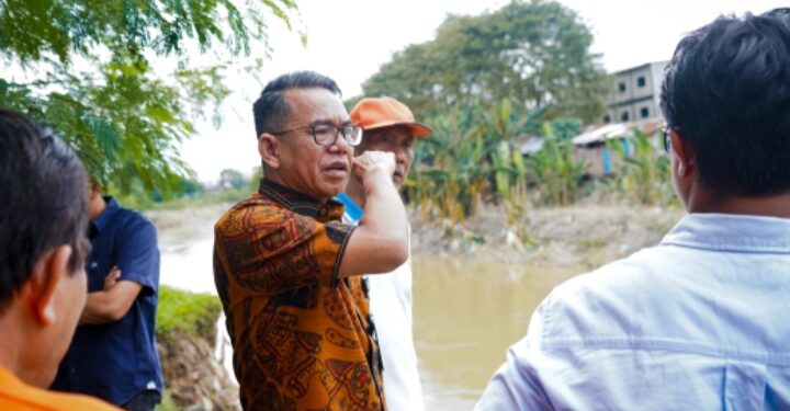 Tinjau Pinggiran Sungai Deli Yang Tergerus, Zakiyuddin Harahap Minta Segera Dibangun Bronjong