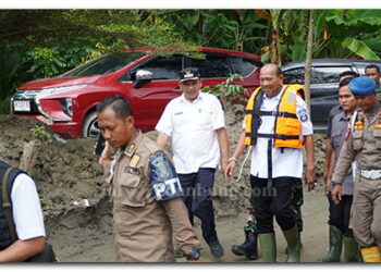 Lewati Akses Terputus, Syah Afandin Kunjungi Warga Terisolir dan Pastikan Mereka Tak Ditinggalkan