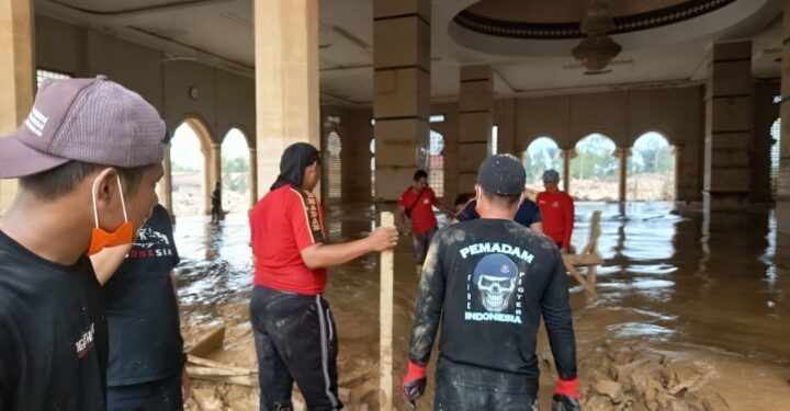 Misi Kemanusiaan, Personel Damkarmat Kota Medan Bahu-Membahu Bersihkan Aceh Tamiang Pascabanjir
