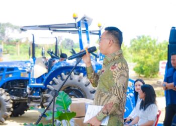Serahkan Traktor dan Combine Harvester, Zakiyuddin Yakin Produktivitas Petani Akan Meningkat
