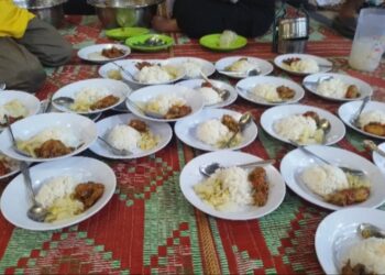 Tradisi berbuka Puasa bersama di Masjid Jamiq Belawan, Makan Bubur Sop dan Buah Segar