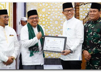 Sekda Amril Pimpin Tim II Safari Ramadhan di Stabat, Serahkan Hibah Rp20 Juta untuk Masjid