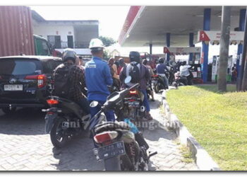 Isu BBM Mau Langka Warga Antri Panjang Membeli BBM