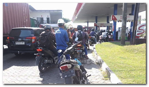 Isu BBM Mau Langka Warga Antri Panjang Membeli BBM