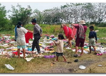 TNI AL Kodaeral I Membagikan Pakaian Eks Bantuan Bencana