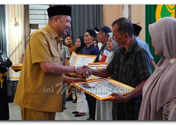 Bupati Syah Afandin Salurkan Bantuan Stimulan Tahap II, Pastikan tidak ada pemotongan
