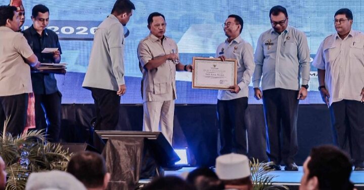 Wujudkan Kepedulian Antardaerah, Pemko Medan Terima Penghargaan dari Mendagri