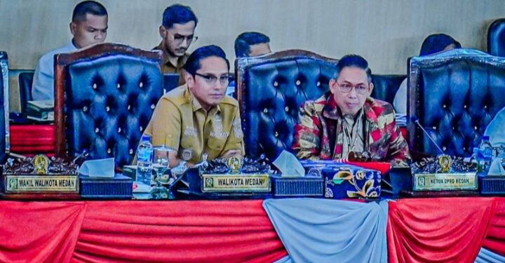 Rico Waas Hadiri Paripurna DPRD, Umumkan Pergantian Wakil Ketua dari PKS
