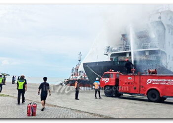 Kapal Kargo Bermuatan Pupuk Terbakar di Belawan