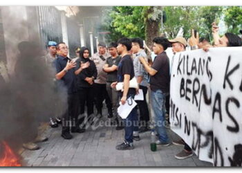 Cemari Lingkungan, Massa Demo di DPRD Medan Minta Tutup Pabrik