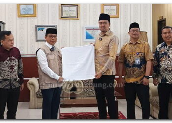 Dirut Perumda Tirtanadi Bagikan 5. 974 Handuk untuk Jamaah Calon Haji Embarkasi Medan