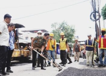 Rico Waas Turun ke Marelan, Perbaikan Jalan Mulai Digenjot Massif