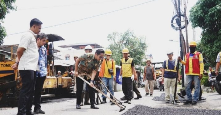 Rico Waas Turun ke Marelan, Perbaikan Jalan Mulai Digenjot Massif
