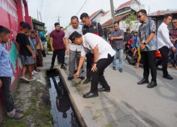 Atasi Banjir Mabar, Rico Waas Instruksikan Normalisasi Drainase Demi Kenyamanan Warga dan Siswa