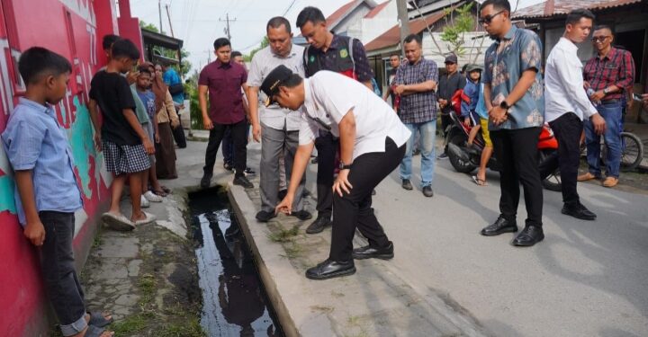 Atasi Banjir Mabar, Rico Waas Instruksikan Normalisasi Drainase Demi Kenyamanan Warga dan Siswa