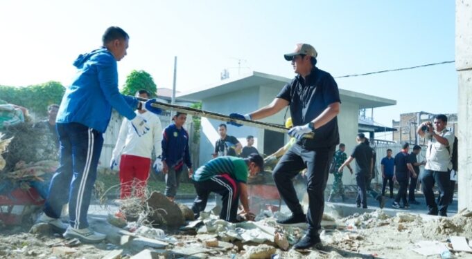Pimpin Gotong Royong Massal di Stadion Teladan, Rico Waas Tegaskan Medan Siap Jadi Tuan Rumah di Ajang Internasional