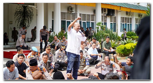Bupati Syah Afandin Duduk Bersama Massa Aksi May Day, Tegaskan Komitmen Bela Hak Buruh