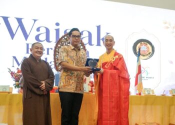 Peringati Hari Tri Suci Waisak, Wali Kota Medan Ajak Umat Buddha Pancarkan Cahaya Kebaikan