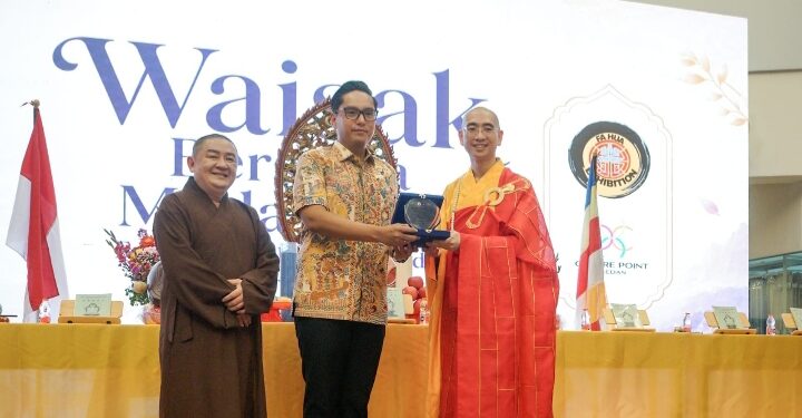 Peringati Hari Tri Suci Waisak, Wali Kota Medan Ajak Umat Buddha Pancarkan Cahaya Kebaikan