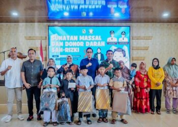 Rico Waas Bawa Keceriaan di Sunat Massal Sah-Rizki, 42 Anak Ikut dan Ibu Tunggal Terima Santunan