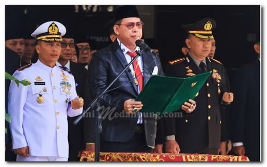 Wong Chun Sen Bacakan Teks Pancasila pada Upacara di Balai Kota Medan