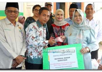 Plt. Bupati Langkat Tiorita Serahkan Kunci Rumah Layak Huni untuk Warga Pematang Serai