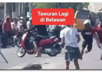 Dua Kelompok Bentrok Menggunakan Sajam Tajam dan Saling Lempar Batu